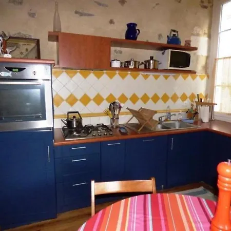 House 7 Personnes Emplacement Ideal : Quartier Du Passage / Port De Peche. Villa