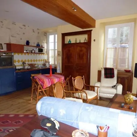 House 7 Personnes Emplacement Ideal : Quartier Du Passage / Port De Peche. Villa *