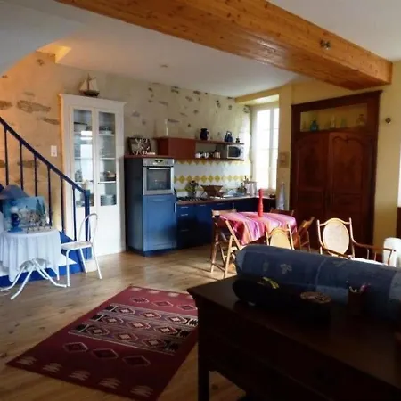 House 7 Personnes Emplacement Ideal : Quartier Du Passage / Port De Peche. *