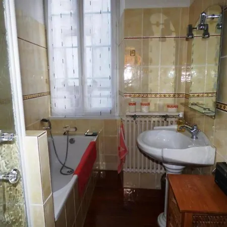 House 7 Personnes Emplacement Ideal : Quartier Du Passage / Port De Peche.